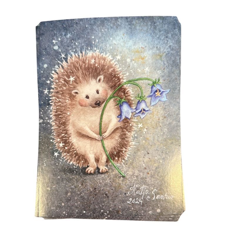 Postikortti - Siili ja kissankellot Postikortit Katja Saario 