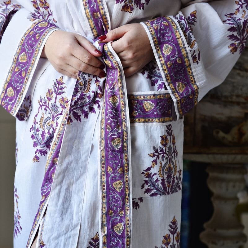 Yksityiskohta Purple Large Floral Block Print  -kimonoaamutakista, jossa valkealla pohjalla violetteja ja keltaisia lehti- ja köynnöskuvioita.