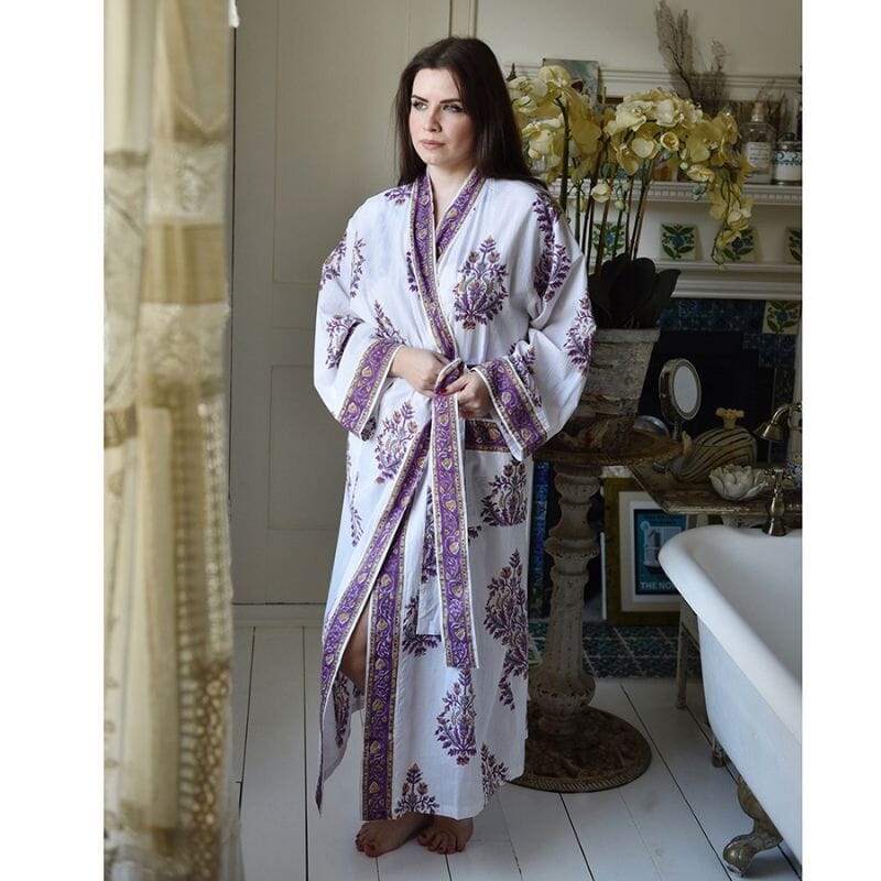 Powell Craft Purple Large Floral Block Print naisten kimonoaamutakki ikkunan edessä seisovan naisen yllä.