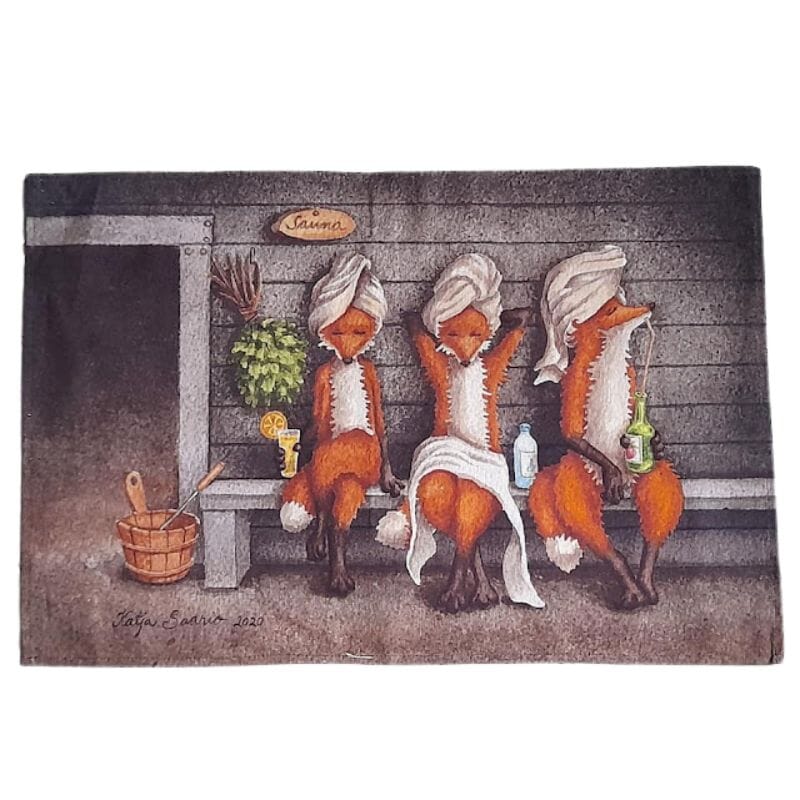 Katja Saarion Saunan Jälkeen -laudeliinassa kolme kettua istuvat saunan edustalla penkillä, pyyheturbaanit päässä ja nautiskelevat saunajuomia.