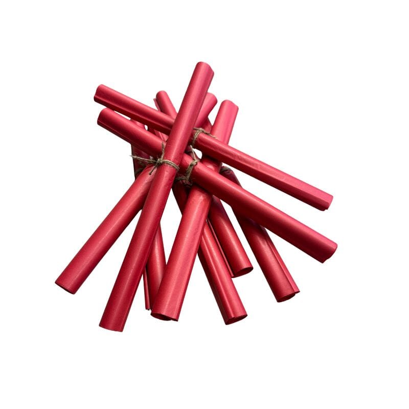 Hujan hajan punaisia silkkipaperirullia, jotka on sidottu ruskealla juuttinarulla.