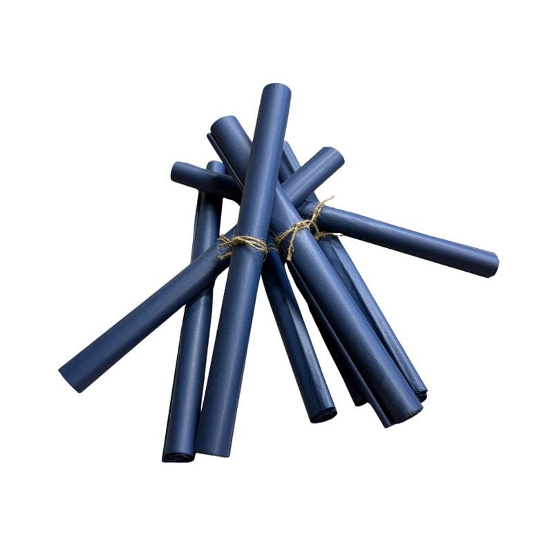 Sikin sokin sinisiä silkkipaperirullia, jotka on sidottu juuttinarulla.