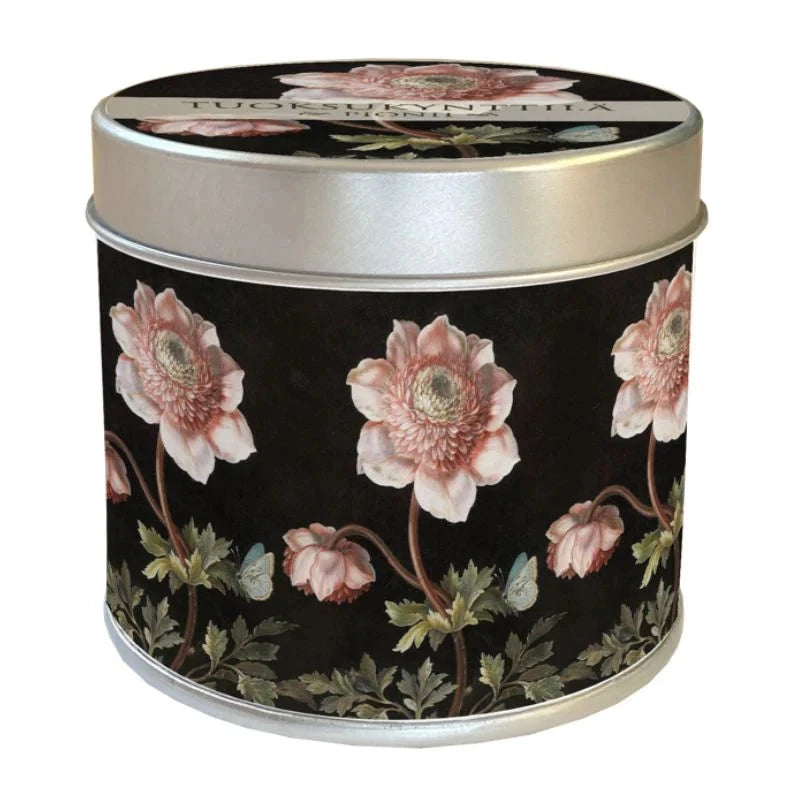 Sköna Ting Pioni -tuoksukynttilä metallipurkissa, jossa herkät pionit ja vehreät lehdet tummalla taustalla – 100 % soijavahaa, noin 30 h paloaika