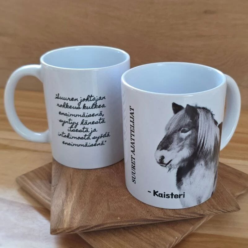 Tiluksilla Suuret ajattelijat Kaisteri-muki, jossa toisella puolella kuva Kaisteri-suomenhevosesta ja toisella teksti "Suuren johtajan rohkeus kulkea ensimmäisenä syntyy hänestä itsestä ja intohimosta syödä ensimmäisenä".