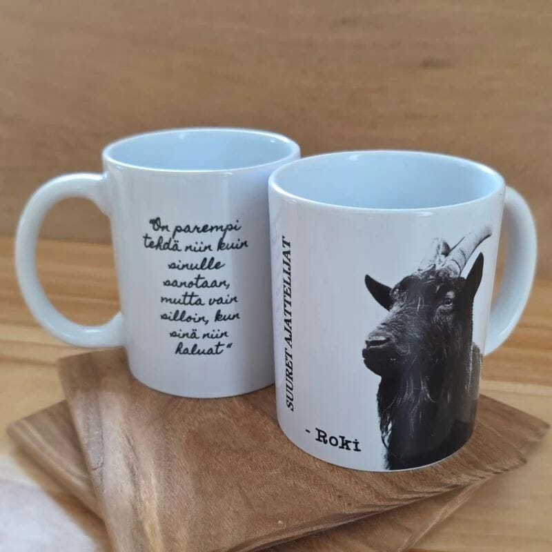 Tiluksilla Suuret ajatteiljat Roki-muki, jossa toisella puolella kuva Roki-vuohesta ja toisella teksti "On parempi tehdä niin kuin sinulle sanotaan, mutta vain silloin, kun sinä niin haluat". 