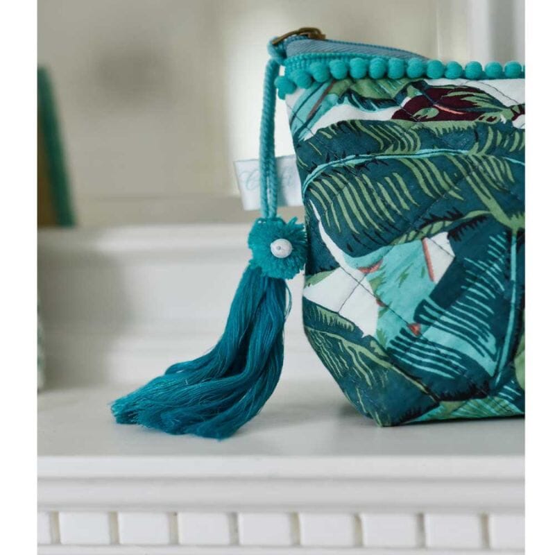 Yksityiskohta Powell Craftin Green Leaf -toilettilaukusta.