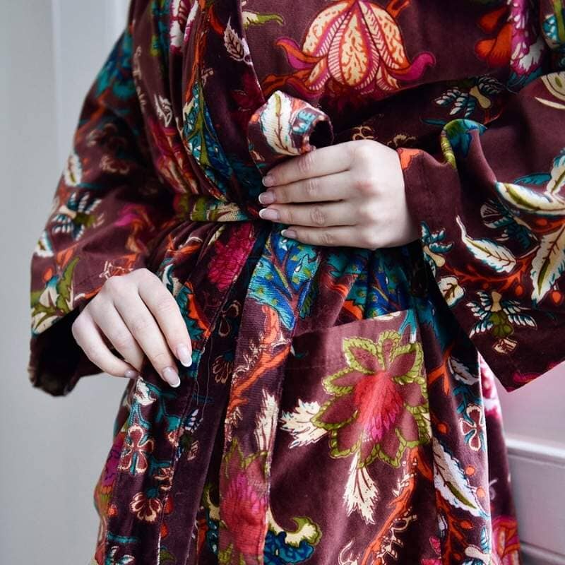 Yksityiskohta Powell Craftin puuvillaisesta Velvet burgundy floral naisten kimono-aamutakin vyötäröstä.
