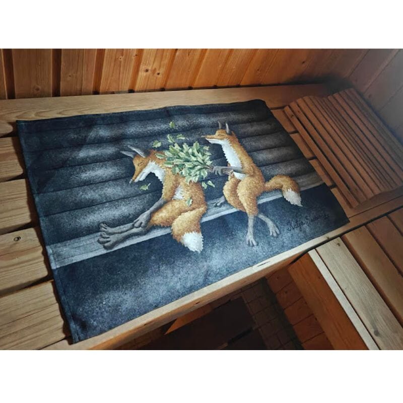 Katja Saarion Vihtojat-laudeliinassa kaksi kettua saunovat ja yksi kettu vihtoo toisen selkää.