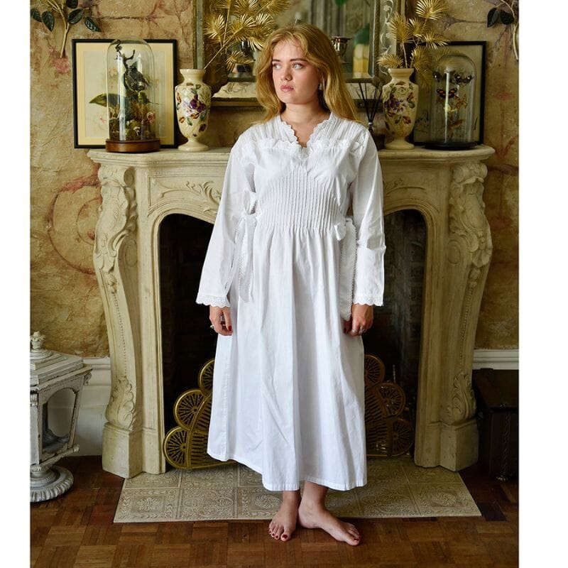 Powell Craftin pitkähihainen, täyspitkä Virginia-yöpaita antiikkisen takan edessä seisovan naisen yllä.