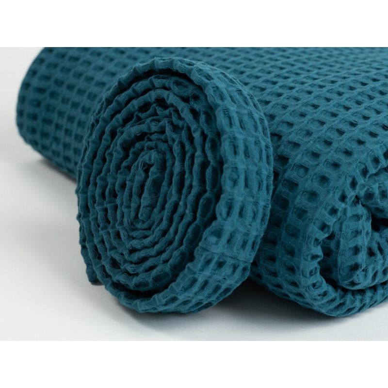 Yksityiskohta petroolista vohvelikylpytakista brändiltä Keltainen design. 