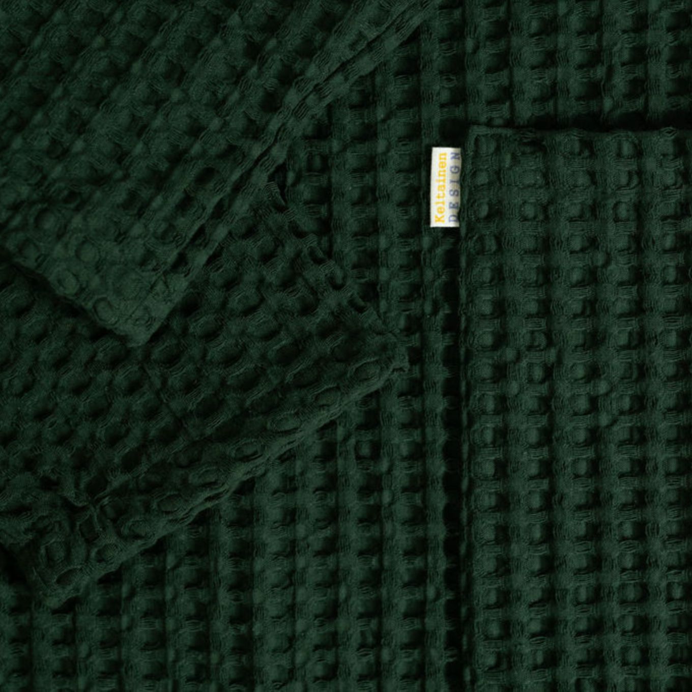 Yksityiskohta metsänvihreästä Keltainen designin vohvelikylpytakista.