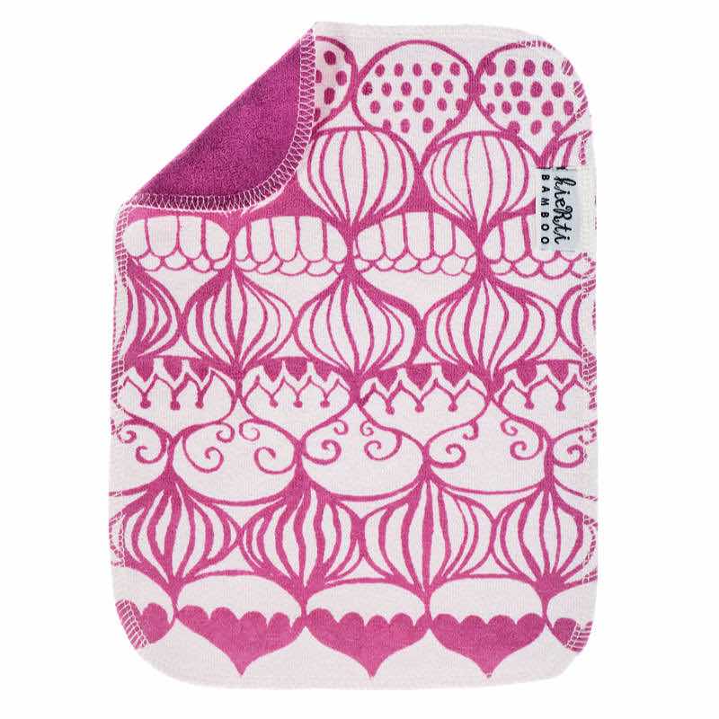 Kierti Bambuinen tiskirätti Sipulikupoli sävyssä aniliini, jossa valkealla pohjalla aniliineja sipulikupoleita. Kääntöpuoli aniliininpunainen. 