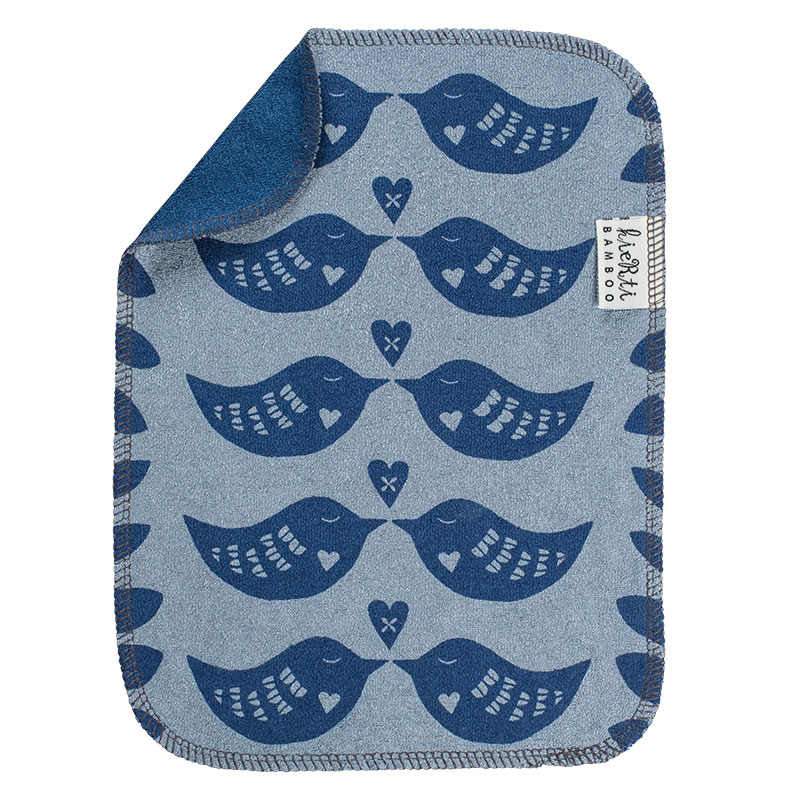 Kierti Bambuinen tiskirätti Sydänkäpyset sävyssä mustikka, jossa vaaleansinisellä pohjalla sinisiä lintuja pareina, joiden välissä sydämet. Kääntöpuoli sininen.