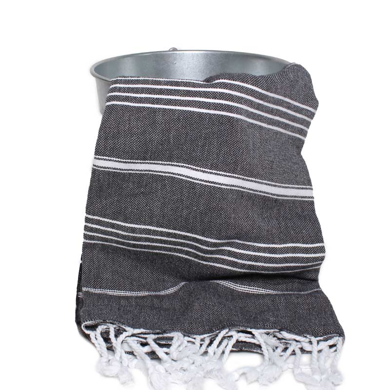 Saunatonttu by Kaurilan saunan Elsan Hamam-pyyheliina sävyssä Musta, jossa mustalla pohjalla harvassa valkoisia raitoja ja päissä valkoiset kierrehapsut.