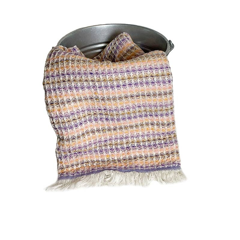 Saunatonttu by Kaurilan saunan Liisin Hamam-vohvelipyyhe sävyssä Violetti-oranssi, jossa päissä vaaleat kevyet hapsut.