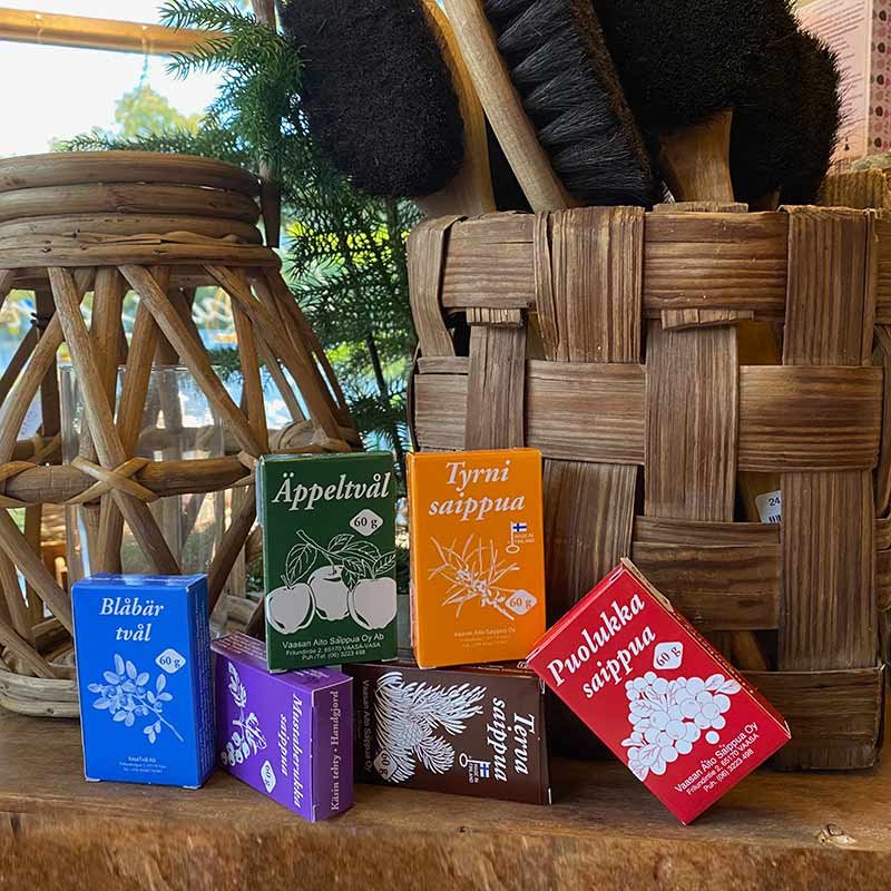 Vaasan aito saippuan 60 gramman palasaippuoita vanhoissa pakkauksissaan pärekorin edessä.