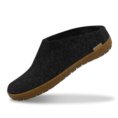 Glerupsin avokantainen huopatossu kumipohjalla, värissä musta. Jalkine on kuvattu sivusta, sen huopaosa on musta ja luonnonkuminen pohja hunajansävyinen.