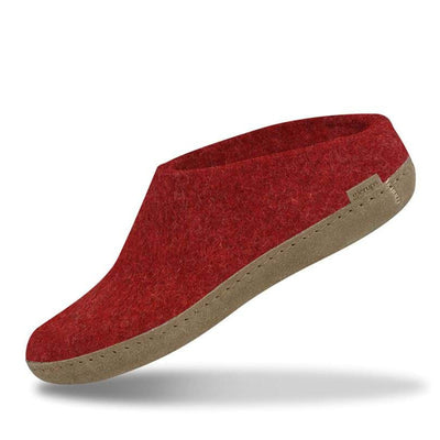 Glerupsin punainen avokantainen ja nahkapohjainen huopatossu valkoisella taustalla. 