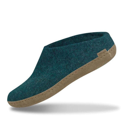 Glerupsin turkoosi avokantainen ja nahkapohjainen huopatossu valkoisella taustalla. 