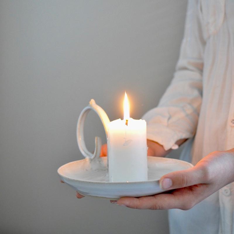 Pöytäkynttilänjalka kahvalla valkoinen Ceramics Tuias 