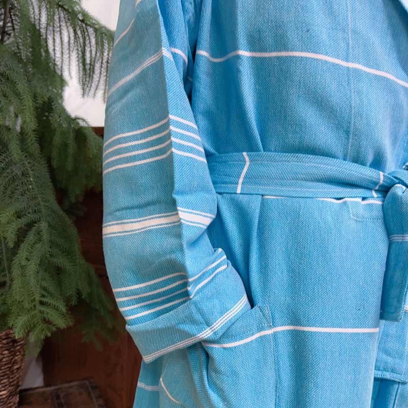 Yksityiskohta Saunatonttu by Kaurilan saunan Roosan hamam-kylpytakista sävyssä Aalto, jossa kirkkaansinisellä pohjalla muutamia valkoisia raitoja.