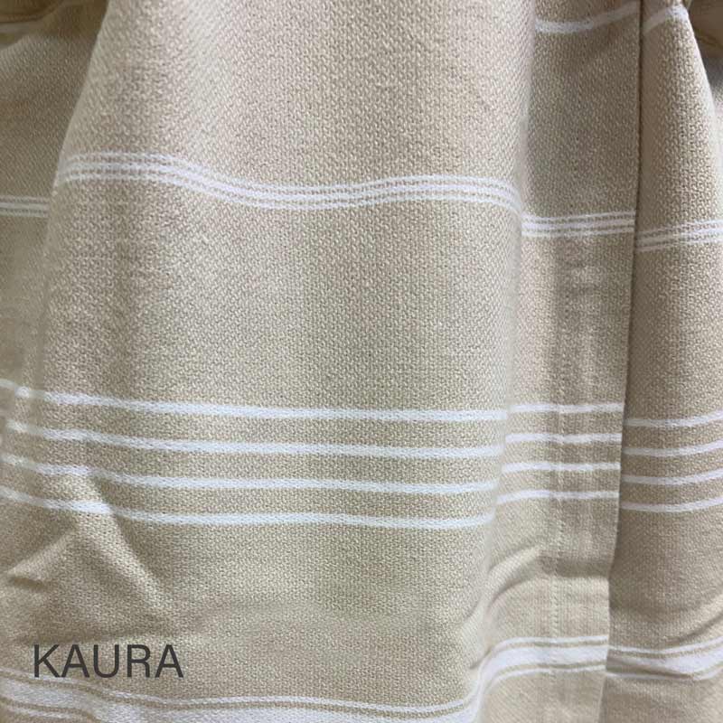 Yksityiskohta Saunatonttu by Kaurilan saunan Roosan hamam-kylpytakista sävyssä 'Kaura', jossa vaaleanruskealla pohjalla muutamia ohuita valkoisia raitoja. 