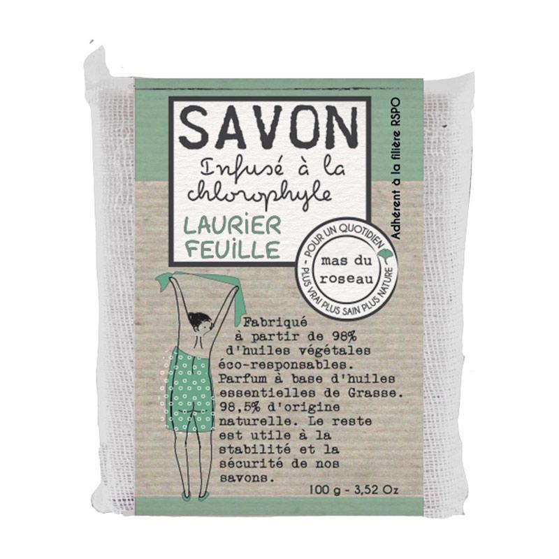 Mas du Roseaun laakerinlehtienntuoksuinen 100 gramman palasaippua kangas- ja paperikääreessä, jossa piirretty kuva naisesta pyyhe päällä ja ranskankielistä tekstiä.